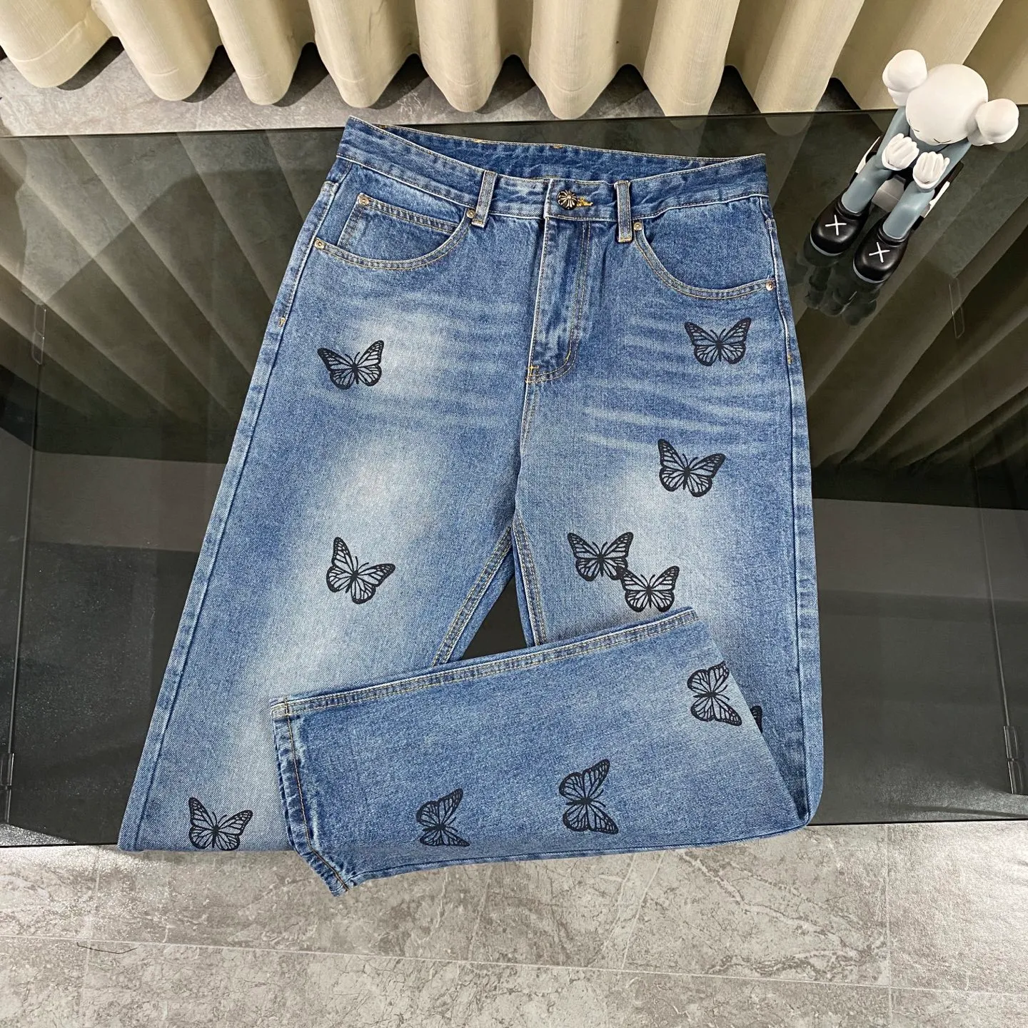 P230 Chrome Hearts 2025 new rare three-color butterfly print couple's washed loose jeans. High version, high version, top ceiling quality. Styles with different washed textures, very friendly to people with thin legs and thick legs. The straight version is very flattering to the leg shape. Moderate length that never goes out of style, easy to match with casual, basic styling for various styles, a must-have in the wardrobe! The fabric is stiff but also makes the upper body soft without losing texture. The washing process is even more perfect. It is a must-have item for everyone! ! ! Washed wheat, hang tag, pants label, three labels complete Color: blue Size: 28, 30, 32, 34